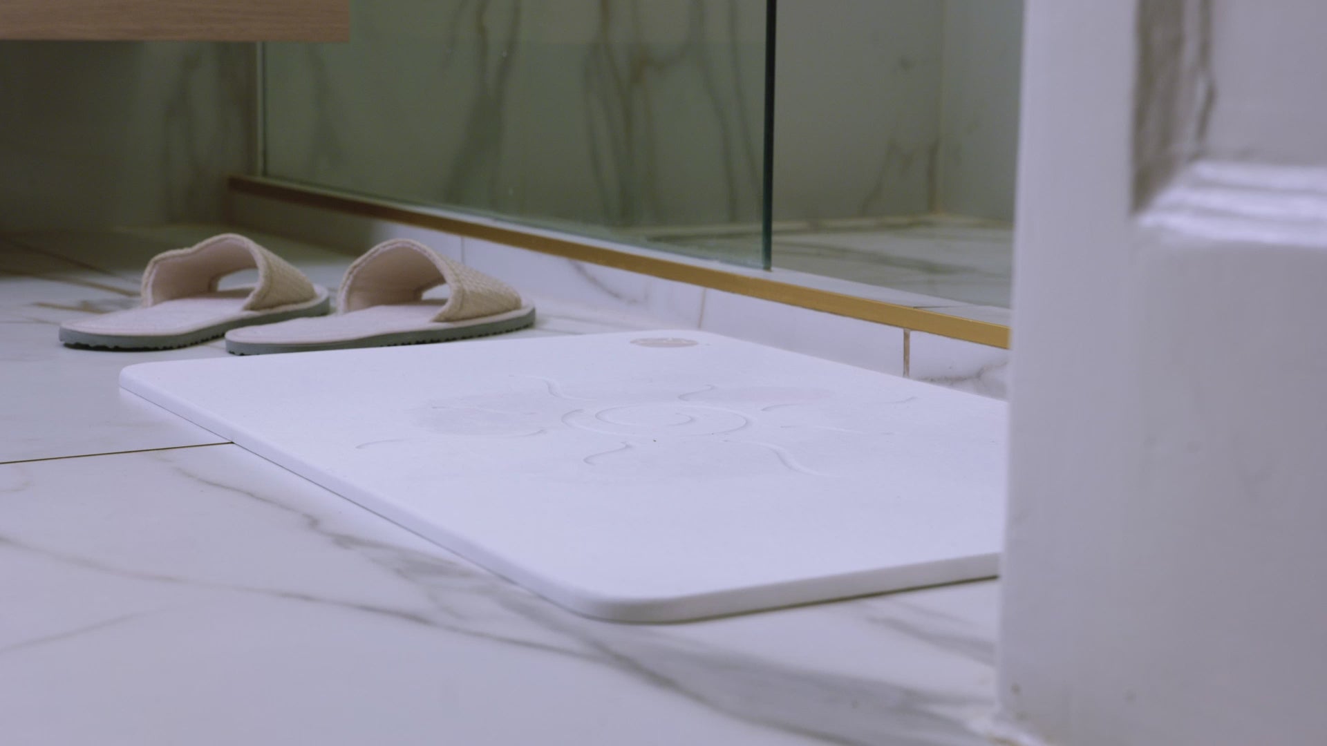 Videó betöltése: <p>Lépj rá – és figyeld, ahogy a víz eltűnik. A diatomit föld pillanatok alatt felszívja a nedvességet, így nem marad nyoma sem tocsogásnak, sem baktériumnak. Ez nem csak kényelmes, hanem higiénikus és biztonságos is. Egy olyan apró mozdulat, amit többé nem kell átgondolni.</p>